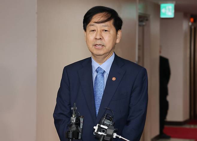 구윤철 경제부총리 겸 기획재정부 장관이 22일 오전 정부서울청사에서 미국 통상 협상을 앞두고 열린 비공개 대외경제장관회의를 마치고 취재진의 질문에 답하고 있다. / 사진=뉴스1