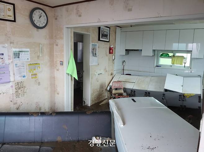 윤태훈(60)씨가 주민들을 대피시켰던 경기 가평군 조종면 다부산 마을회관이 지난 20일토사로 뒤덮여 있다. 김태욱 기자