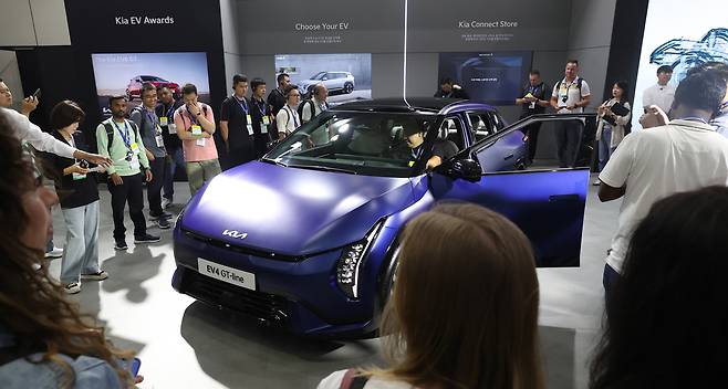 지난 6월 3일 서울 강남구 코엑스에서 열린 전기차 혁신 기술 전시회 ‘EV 트렌드 코리아 2025’에서 외국인 참관객들이 기아자동차 부스를 둘러보고 있다. 연합뉴스