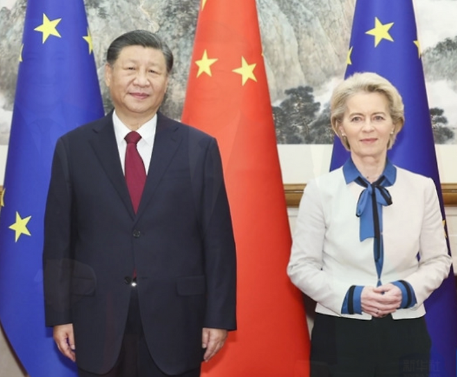 시진핑 중국 국가주석과 우르줄라 폰데어라이엔 EU 집행위원장이 2024년 5월 베이징에서 정상회담 전 함께 사진을 찍고 있다./중국 외교부