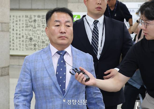 국회 증언·감정 등에 관한 법률 위반 등 혐의를 받는 김계환 전 해병대사령관이 구속 전 피의자 심문(영장실질심사)을 위해 22일 서울 서초구 서울중앙지법으로 들어서고 있다.  성동훈 기자