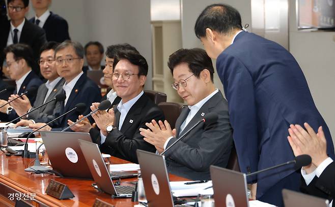 “인사드립니다”…신임 장관 9명 국무회의 첫 참석 이재명 대통령이 22일 용산 대통령실 청사에서 열린 국무회의에서 구윤철 부총리 겸 기획재정부 장관이 참석자들을 향해 인사하자 박수를 치고 있다. 이날 국무회의에는 청문회를 거쳐 임명된 신임 장관 9명이 처음으로 참석했다. 김창길 기자