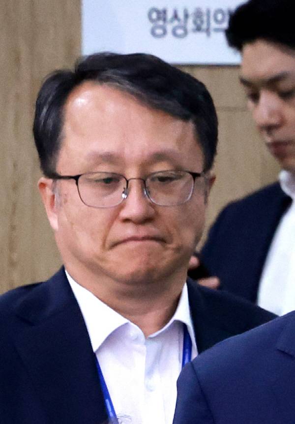 대통령실은 비상계엄을 옹호하는 내용의 책을 대선 직전 출간한 것 등으로  논란이 불거지진 강준욱 대통령실 국민통합비서관이 22일 자진 사퇴했다고 강유정 대변인 브리핑을 통해 밝혔다. 사진은 지난 17일 서울 용산 대통령실 청사에서 열린 대통령 수석·보좌관 회의에 참석한 강 비서관. 2025.7.22 연합뉴스