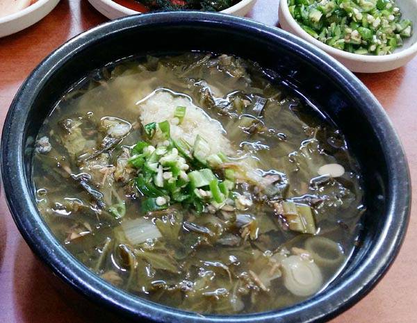 부산의 향토 음식 매가리 추어탕.