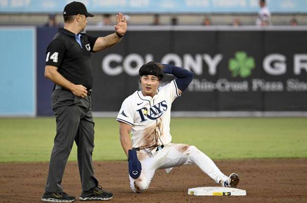 탬파베이 레이스 김하성이 22일(한국시간) 플로리다주 탬파 조지 M. 스타인브레너 필드에서 열린 시카고 화이트삭스와의 경기 2회에 도루에 성공한 뒤 앉아 있다. 김하성은 도루 중 허리 통증을 느껴 4회초 수비를 앞두고 교체됐다. AP 연합뉴스