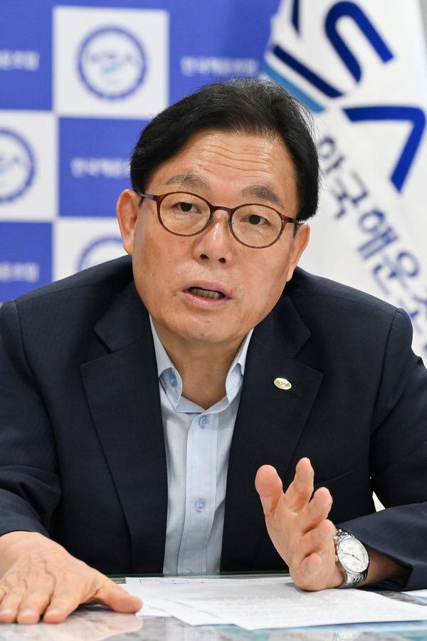 한국해운조합 이채익 이사장이 최근 서울 강서구 그의 사무실에서 국제신문과 인터뷰를 하고 있다. 김정록 기자