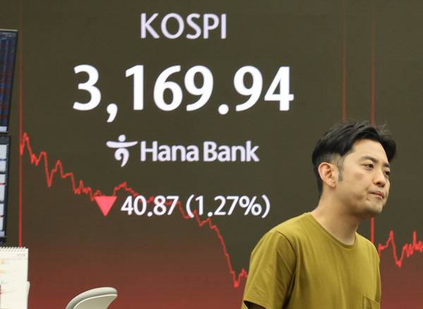22일 오후 서울 중구 하나은행 딜링룸 전광판에 증시 종가가 표시되고 있다. 이날 코스피 지수는 전 거래일보다 40.87포인트(1.27%) 내린 3169.94에 장을 마감했다. 연합뉴스