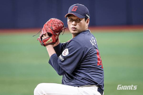 22일 서울 고척스카이돔에서 열린 키움과 3연전 첫 번째 경기에서 롯데 선발 나균안이 투구하고 있다. 롯데 자이언츠 제공