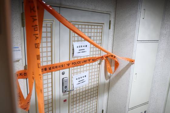 Police tape is put up at an apartment in northern Seoul where a man in his 60s, who allegedly shot his own son on July 20, lives [YONHAP]