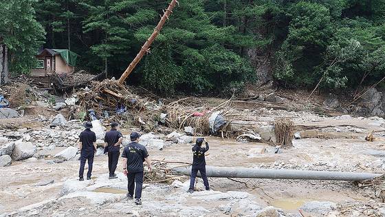 A police scientific investigation team inspects flood damage at a campsite in Mail-ri, Jojong-myeon, Gapyeong County, Gyeonggi, on July 21. [YONHAP]