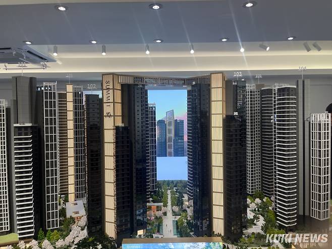 개포우성7차 재건축 대우건설 홍보관 내 ‘써밋프리니티’ 모형. 조유정 기자