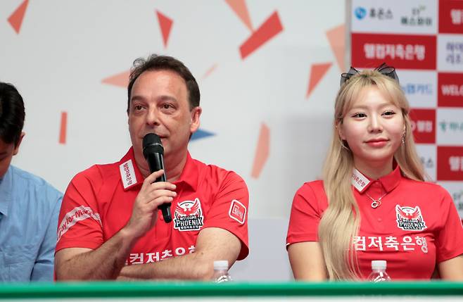 10개 팀 중 유일한 외국인 리더 웰컴저축은행 다니엘 산체스(왼쪽)와 김예은. 김예은 선수는 이날 미디어데이에서 팀리그 예찬론을 펼쳐 주목받았다. PBA 제공