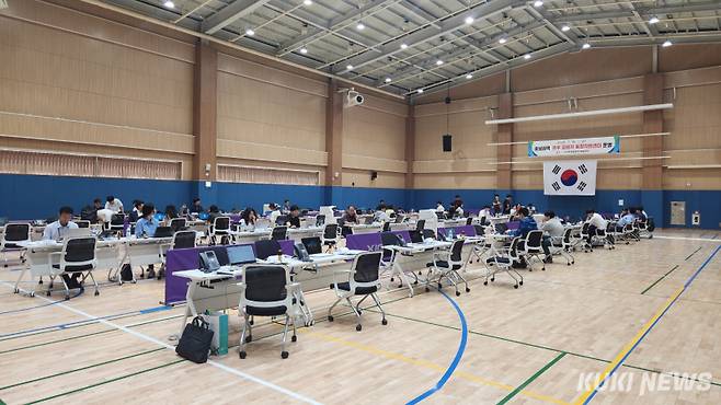 충남도는 최근 폭우로 대규모 피해가 발생한 지역의 신속한 수습과 이재민의 일상복귀를 지원하는 ‘호우 피해자 통합지원센터’를 본격 가동한다.