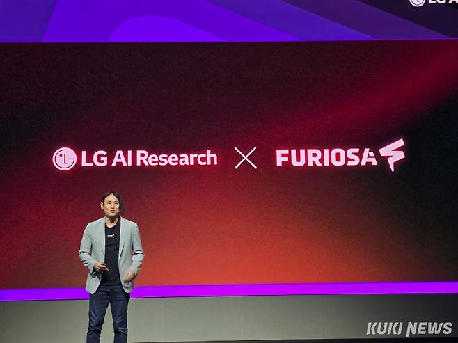 백준호 퓨리오사 AI 대표가 22일 마곡 LG사이언스파크 컨버전스 홀에서 열린 ‘LG AI 토크 콘서트 2025’을 통해 퓨리오사AI의 2세대 AI 추론 가속기 ‘레니게이드’가 LG의 대규모 언어모델(LLM) ‘엑사원’에 도입됐음을 발표하고 있다. 정우진 기자&nbsp;