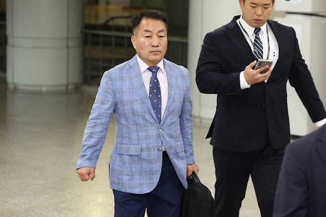 국회 증언·감정 등에 관한 법률 위반 등 혐의를 받는 김계환 전 해병대사령관이 구속 전 피의자 심문(영장실질심사)을 위해 22일 서울 서초구 서울중앙지방법원으로 향하고 있다. 연합뉴스