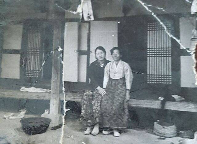 고정희 선교사 모친(왼쪽)과 고 선교사의 외할머니가 1971년 충북 영동의 외가 마루에서 기념촬영을 한 모습. 고 선교사 제공