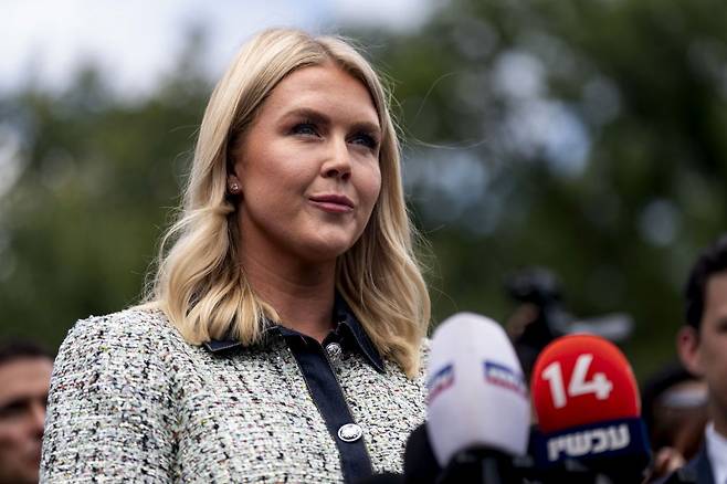 캐럴라인 레빗 미국 백악관 대변인이 21일(현지시간) 백악관 웨스트윙에서 취재진과 질의응답을 하고 있다. 연합뉴스