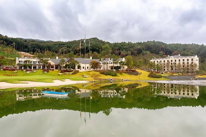 레이크코스 9번 홀에서 바라본 오로라 골프&리조트 클럽 하우스. 오로라 골프&리조트