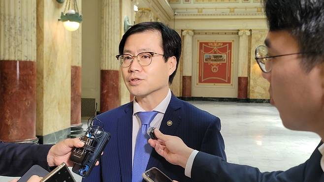 한미 무역협상을 위해 미국을 방문한 여한구 산업통상자원부 통상교섭본부장이 5일(현지시간) 워싱턴 DC 유니언역에서 한국 특파원단과 약식 인터뷰하고 있다. 연합뉴스