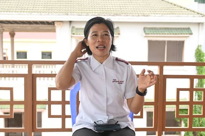 소완 메따 사관이 21일 캄보디아 프놈펜 영문에서 인터뷰에서 자신의 삶과 사역에 대해 설명하고 있다.