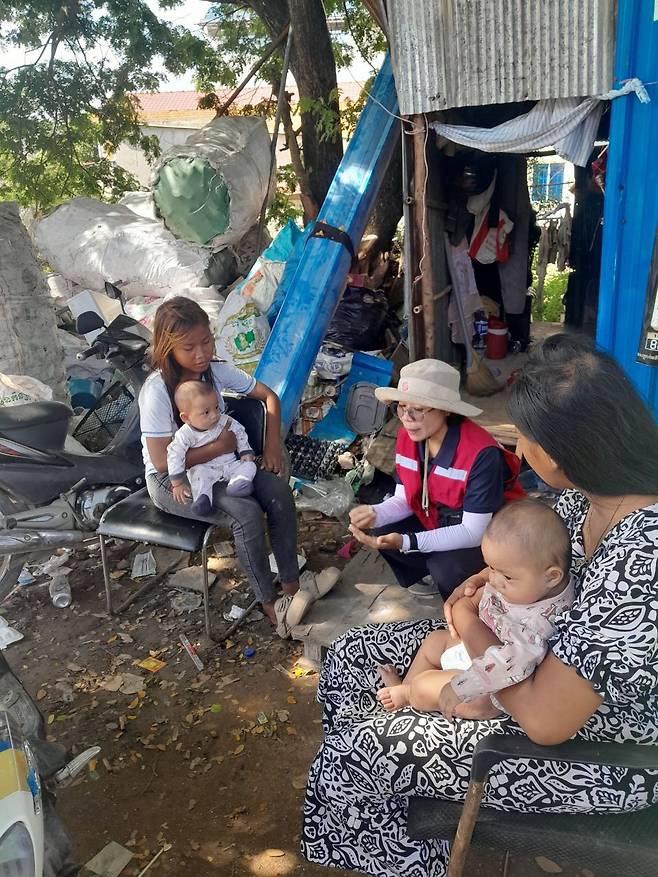 소완 메따 사관이 스텅미언체이의 한 가정을 방문해 주민과 이야기를 나누고 있다. 한국구세군 제공