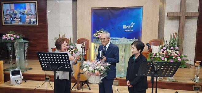 도쿄 메구로구의 바람과불꽃교회 등 7개 일본 교회를 개척한 유태호·강행숙 선교사가 지난 19일 서울 강서구 화곡순복음교회에서 제자들과 모인 자리에서 일본선교회 조연화(맨 왼쪽) 목사에게 꽃바구니를 받고 있다.