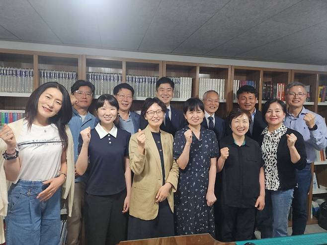 유태호·강행숙 선교사가 지난 19일 서울 강서구 화곡순복음교회에서 진행된 '바람과불꽃교회 한국 아웃리치'에서 제자들과 함께 사진을 찍었다.