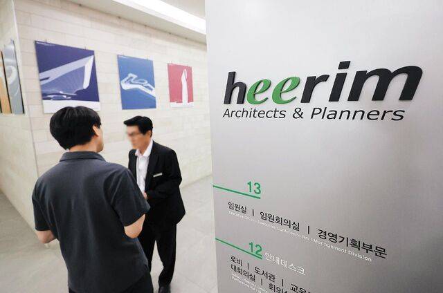 김건희 특검이 21일 압수수색한 서울 강동구 희림종합건축사무소 사무실에 관계자들이 오가고 있다. 특검은 윤석열정부 캄보디아 공적개발원조(ODA) 사업 관련 건진법사 전성배씨 청탁 의혹에 희림의 연루 가능성 등을 조사 중이다. 연합뉴스