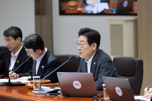 이재명 대통령이 22일 서울 용산 대통령실 청사에서 국무회의를 주재하고 있다. 이 대통령은 “국민이 죽어가는 엄혹한 현장에서 음주가무를 즐기거나 대책없이 행동하는 정신 나간 공직자들에 대해 아주 엄히 단속하길 바란다”고 지시했다. 김지훈 기자