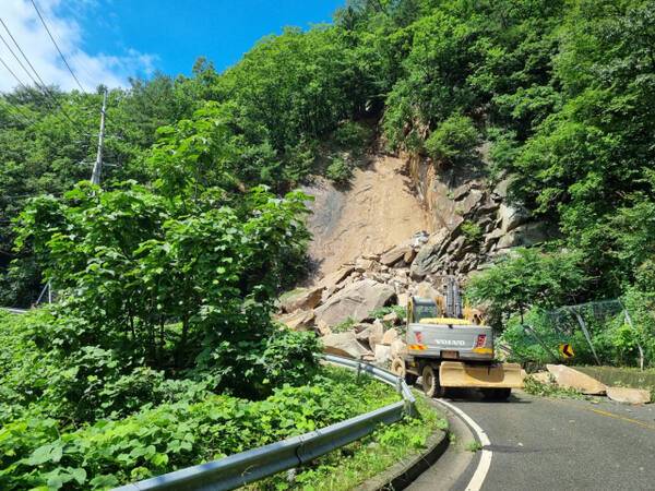 포천시 이동면 장암3리 여우고개 인근 국지도 78호선 도로 한쪽 사면 붕괴 현장. 포천시 제공