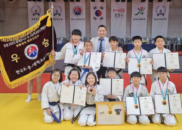 ‘문경 2025 하계전국초·중·고유도연맹전’서 초등부 남녀 6체급과 여초 단체전서 패권을 차지한 하남 안철웅유도관의 안철웅 관장과 선수들이 기념촬영을 하고 있다.안철웅유도관 제공