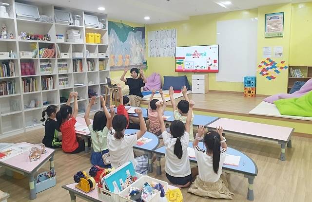 경기도아동언제나돌봄광역센터를 통해 이천시의 한 초등 아동돌봄시설에서 교육이 이뤄지고 있다. 경기도여성가족재단 제공