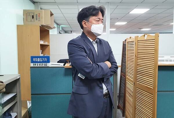 ▲15일 국회에 취재를 하러 갔다가 'PD라서 임시 취재증을 못 준다'는 말을 듣고 들어가지 못한 최승호 뉴스타파 PD의 모습. 사진출처=최승호 PD 페이스북.