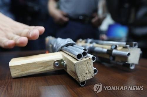 서울 강북구 ‘오패산터널 총격 사건’의 피의자로부터 경찰이 압수한 사제 총기 [사진 출처 = 연합뉴스]