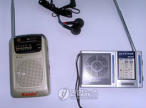 탈북단체들이 지난 2009년 북한에 보낸 라디오들지난 2009년 탈북자단체인 자유북한운동연합이 내달초 전단 살포용 풍선에 넣어보낸 라디오들. [연합뉴스]
