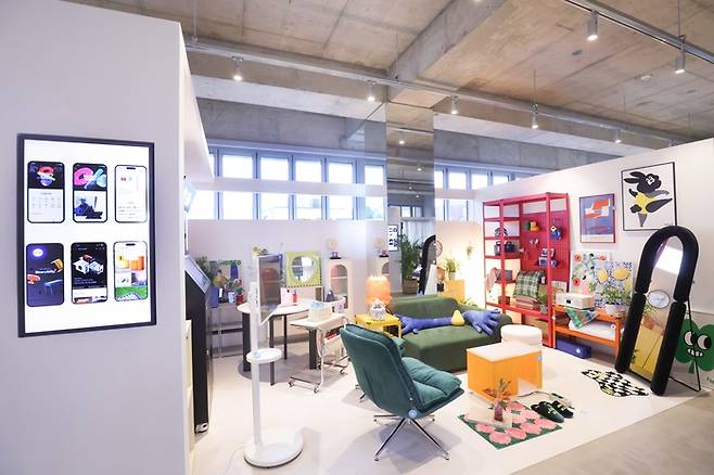 오늘의집이 지난주 서울 종로구 재동에 오픈한 첫 상설 쇼룸 ‘오프하우스’ 내부. 온라인 앱에서 인기를 끈 인테리어를 오프라인에 그대로 옮겨왔다. <오늘의집>