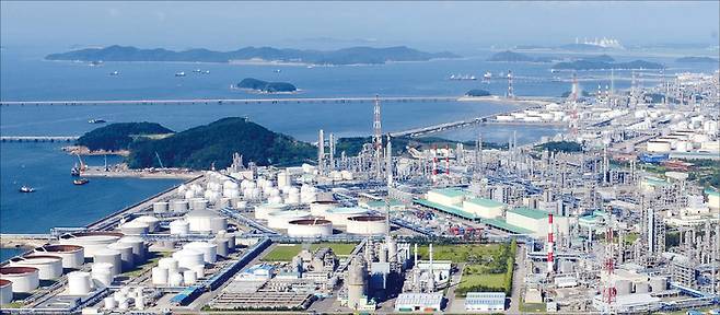 향후 3년 내 국내 석유화학 업체 절반이 사라질 수도 있다는 전망이 나오면서 업계가 뒤숭숭하다. 사진은 충남 대산석유화학단지 전경. (충남도 제공)