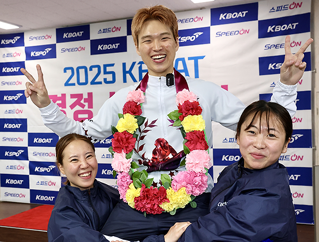 함께 경주에 출전한 임혜란(왼쪽)과 이현지(오른쪽)가 임건을 번쩍 들어 올리며 축하해 주고 있다. 사진=서울올림픽기념국민체육진흥공단 경륜경정총괄본부