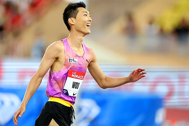 우상혁이 7월12일(한국시간) 모나코 스타드 루이 2세 경기장에서 열린 2025 다이아몬드 리그 10차 대회 남자 높이뛰기 경기에서 특유의 미소를 보여주고 있다. 2m 34의 기록으로 금메달을 따내며 9월 도쿄 세계육상선수권대회 출전권을 따냈다. 사진=AFP=연합뉴스 제공