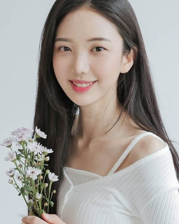 MBC 기상캐스터 고(故) 오요안나의 직장 내 괴롭힘 가해자로 지목된 동료 기상캐스터 A씨 측이 첫 변론기일에서 유족과 첨예한 입장 차이를 보였다. / 사진 = SNS