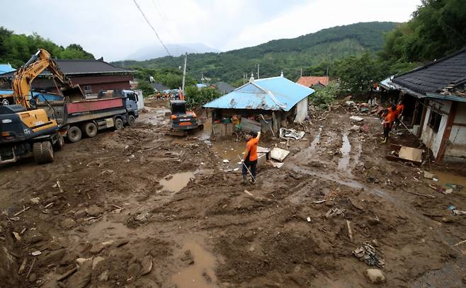 21일 폭우와 산사태 피해를 입은 경남 산청군 산청읍 모고마을에서 실종자 수색작업이 이뤄지고 있다./사진제공=뉴스1