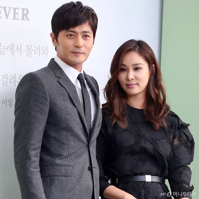 배우 고소영이 셀프 카메라 촬영 중 남편 장동건의 목소리가 들리자 수습에 나섰다./사진=머니투데이 DB