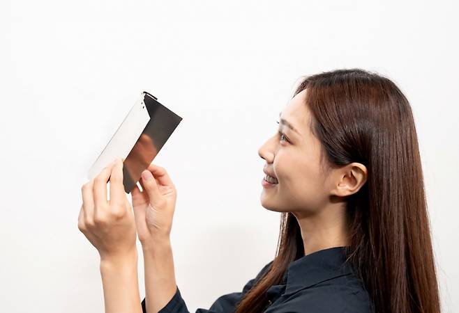삼성디스플레이의 신제품 폴더블 패널에 탑재된 티타늄 플레이트 /사진제공=삼성디스플레이