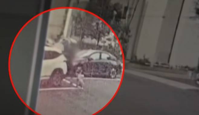 인천 송도에서 직접 제작한 총기로 아들을 살해한 60대 남성이 영장실질심사를 받기 위해 오늘(22일) 모습을 드러낼 예정인 가운데 범행 전 자신의 서울 집에서 커다란 짐가방을 챙겨 나가는 모습이 담긴 CCTV 영상이 공개됐다./사진=YTN