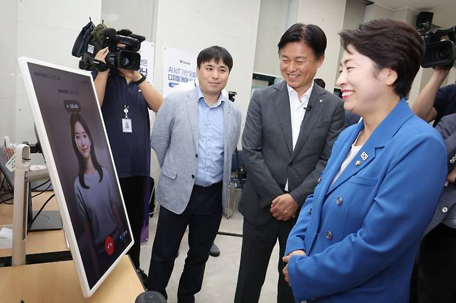 조용익 부천시장(가운데)이 지난 16일 이재명 정부 국정기획위원회 AI TF와 함께 부천 소새울경로당을 찾아 '온마음 AI복지콜'과 '네이버 AI 케어콜' 프로그램을 살폈다./사진제공=부천시