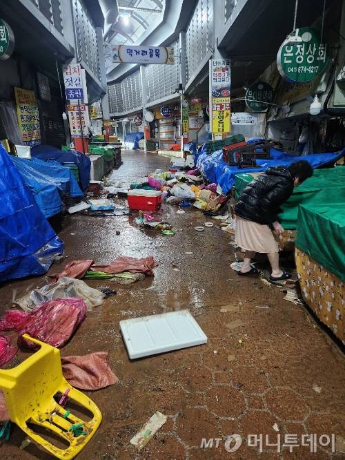 17일 오전 호우경보가 내려진 충남 태안군의 한 전통시장에서 상점 주인이 비바람에 날린 물품을 정리하고 있다./사진=뉴시스. /사진=김덕진