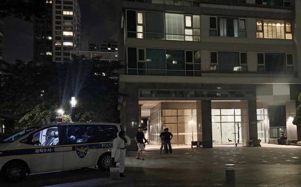 인천 송도국제도시에서 발생한 총기 사건의 피해자가 유명 피부관리 업체 대표의 아들로 확인됐다. 사진은 총기사고가 발생한 인천 송도국제도시 아파트 단지에 경찰 수사관들이 출동해 수습작업을 하는 모습. /사진=뉴스1