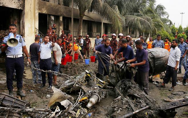 방글라데시에서 공군 훈련기가 이륙직후 기술적 오작동을 일으켜 학교 건물에 추락해 약 200명의 사상자가 발생했다. 사진은 21일(현지시각) 방글라데시 다카의 마일스톤 칼리지 캠퍼스에 공군 훈련용 항공기가 추락한 후 소방관들이 건물 잔해를 제거하기 위해 작업하고 있는 모습. /사진=로이터