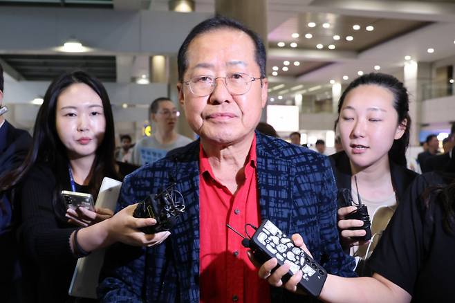 홍준표 전 대구시장이 9월초 정치에 재개할 뜻을 온라인 소통채널 청년의 꿈을 통해 전달다. 사진은 지난 6월 17일 국민의힘 대선 후보 경선에서 탈락한 뒤 정계 은퇴를 선언하고 하와이에 체류했던 홍준표 전 대구시장이 인천 중구 인천국제공항 제1터미널을 통해 귀국한 뒤 이동하고 있는 모습.