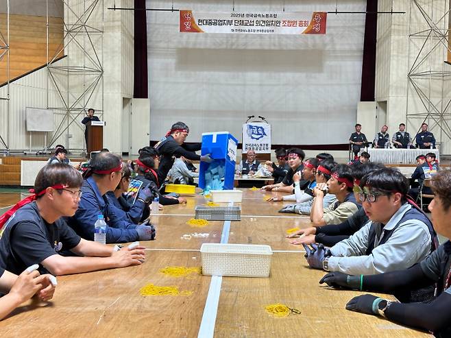 HD현대중공업 노조가 22일 울산 본사에서 올해 임협 잠정합의안에 대한 조합원 찬반투표 개표를 진행하고 있다. /사진=전국금속노조 현대중공업지부